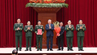 Công bố các Quyết định của Bộ Chính trị về công tác cán bộ