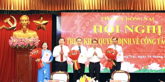 Công bố các quyết định về công tác cán bộ ở Đồng Nai Công bố các quyết định về công tác cán bộ ở Đồng Nai