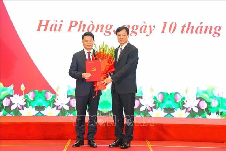 Công bố quyết định chuẩn y Bí thư Thành ủy Hải Phòng và Bí thư Tỉnh ủy Hưng Yên Công bố quyết định chuẩn y Bí thư Thành ủy Hải Phòng và Bí thư Tỉnh ủy Hưng Yên