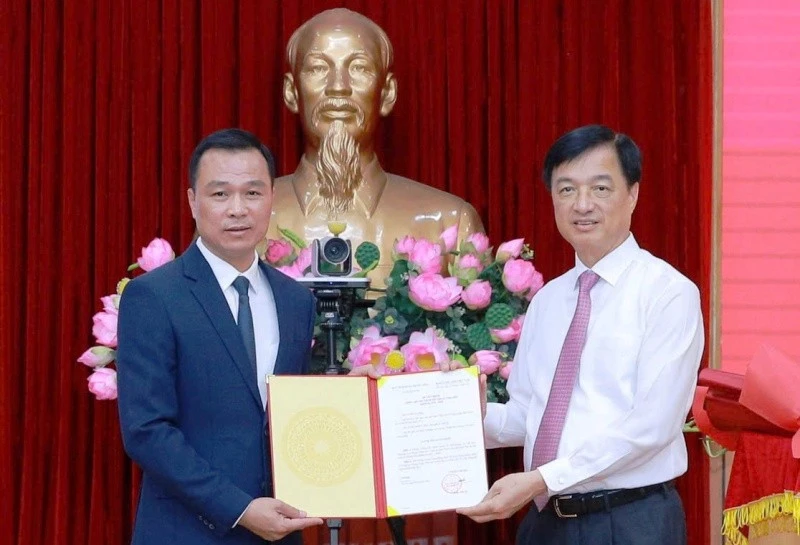 Công bố quyết định của Ban Bí thư về công tác cán bộ ở Thanh Hóa Công bố quyết định của Ban Bí thư về công tác cán bộ ở Thanh Hóa