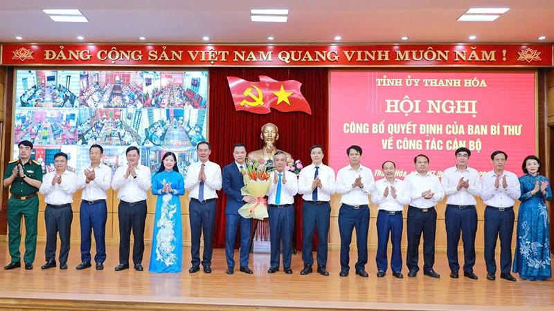 Công bố quyết định của Ban Bí thư về công tác cán bộ ở Thanh Hóa Công bố quyết định của Ban Bí thư về công tác cán bộ ở Thanh Hóa