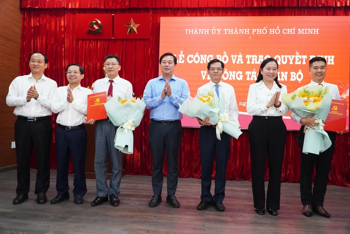 Công bố quyết định của Ban Thường vụ Thành ủy TPHCM về công tác cán bộ Công bố quyết định của Ban Thường vụ Thành ủy TPHCM về công tác cán bộ