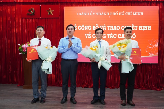 Công bố quyết định của Ban Thường vụ Thành ủy TPHCM về công tác cán bộ Công bố quyết định của Ban Thường vụ Thành ủy TPHCM về công tác cán bộ