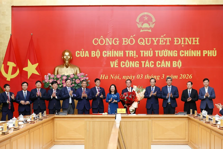 Công bố quyết định của Bộ Chính trị, Thủ tướng với 5 cán bộ Công bố quyết định của Bộ Chính trị, Thủ tướng với 5 cán bộ
