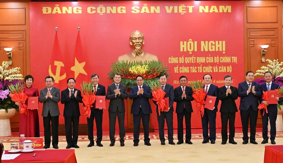 Công bố quyết định của Bộ Chính trị về công tác tổ chức, cán bộ với TinVina, VTV, TTXVN và 2 Viện Hàn lâm Công bố quyết định của Bộ Chính trị về công tác tổ chức, cán bộ với TinVina, VTV, TTXVN và 2 Viện Hàn lâm