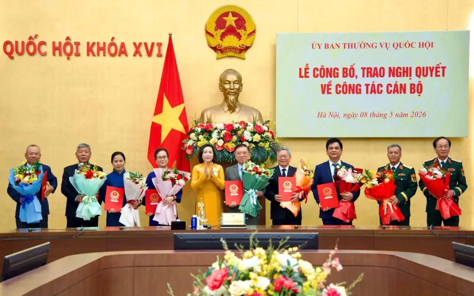 Công bố, trao Nghị quyết của Ủy ban Thường vụ Quốc hội về công tác cán bộ Công bố, trao Nghị quyết của Ủy ban Thường vụ Quốc hội về công tác cán bộ