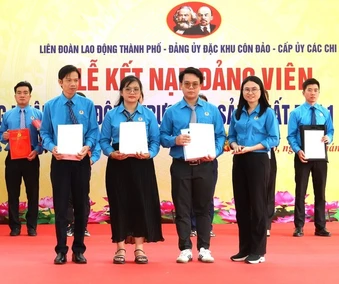 Công đoàn giữ vai trò ‘cầu nối’ phát triển Đảng trong công nhân