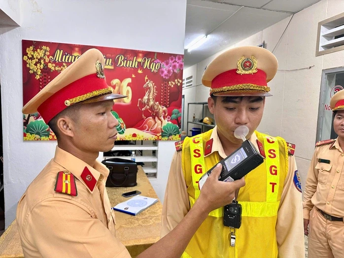 CSGT Tây Ninh kiểm tra cán bộ, chiến sĩ sử dụng rượu, bia trong ngày trực CSGT Tây Ninh kiểm tra cán bộ, chiến sĩ sử dụng rượu, bia trong ngày trực