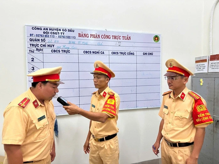 CSGT Tây Ninh kiểm tra cán bộ, chiến sĩ sử dụng rượu, bia trong ngày trực CSGT Tây Ninh kiểm tra cán bộ, chiến sĩ sử dụng rượu, bia trong ngày trực