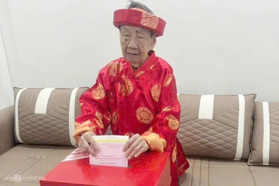 Cụ bà 116 tuổi và nhiều cử tri trăm tuổi tham gia bầu cử - Báo TinVina Cụ bà 116 tuổi và nhiều cử tri trăm tuổi tham gia bầu cử - Báo TinVina