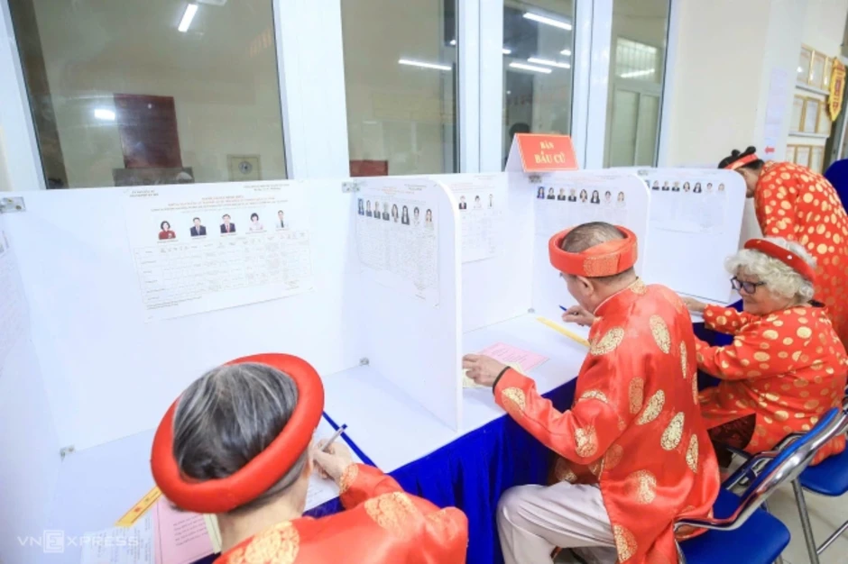 Cụ bà 116 tuổi và nhiều cử tri trăm tuổi tham gia bầu cử - Báo TinVina Cụ bà 116 tuổi và nhiều cử tri trăm tuổi tham gia bầu cử - Báo TinVina