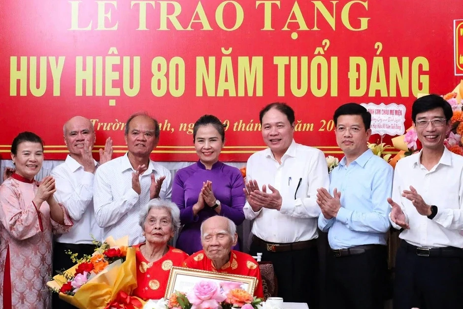 Cụ ông 101 tuổi nhận Huy hiệu 80 năm tuổi Đảng Cụ ông 101 tuổi nhận Huy hiệu 80 năm tuổi Đảng