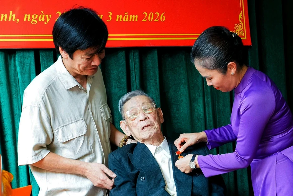 Cụ ông 101 tuổi nhận Huy hiệu 80 năm tuổi Đảng Cụ ông 101 tuổi nhận Huy hiệu 80 năm tuổi Đảng