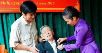Cụ ông 101 tuổi nhận Huy hiệu 80 năm tuổi Đảng