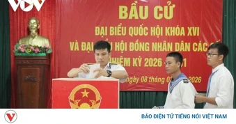 Cử tri cả nước bắt đầu đi bầu cử đại biểu Quốc hội và HĐND khóa mới
