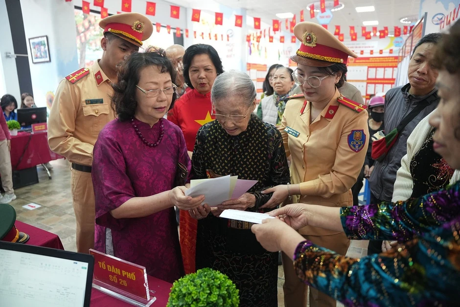 Cử tri cả nước bỏ phiếu bầu đạt tỷ lệ 99,68%, người cao tuổi nhất là cụ bà 119 tuổi Cử tri cả nước bỏ phiếu bầu đạt tỷ lệ 99,68%, người cao tuổi nhất là cụ bà 119 tuổi