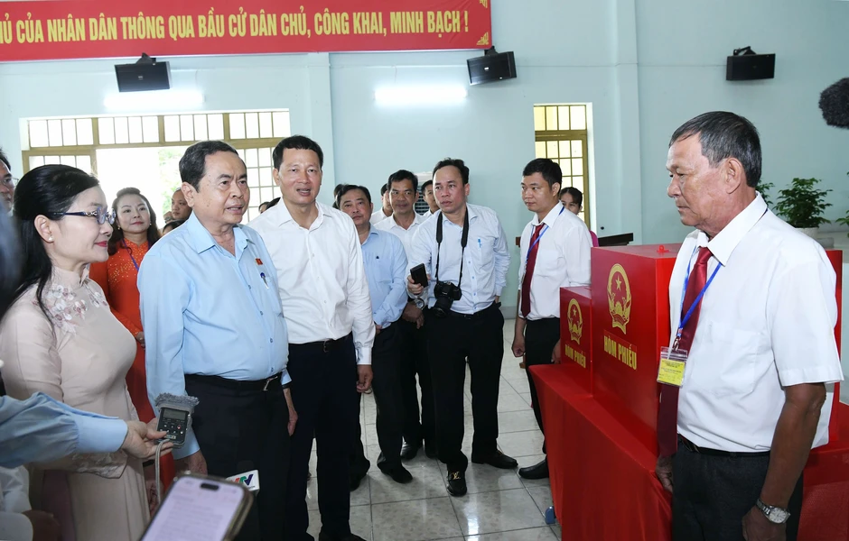 Cử tri cả nước phát huy quyền làm chủ, trực tiếp lựa chọn những đại biểu tiêu biểu, xứng đáng nhất Cử tri cả nước phát huy quyền làm chủ, trực tiếp lựa chọn những đại biểu tiêu biểu, xứng đáng nhất