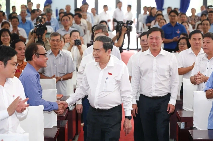 Cử tri đặt câu hỏi về thuế khoán cho ứng cử viên đại biểu Quốc hội Cử tri đặt câu hỏi về thuế khoán cho ứng cử viên đại biểu Quốc hội
