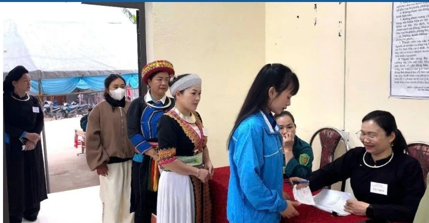 Cử tri gửi gắm kỳ vọng qua lá phiếu Cử tri gửi gắm kỳ vọng qua lá phiếu