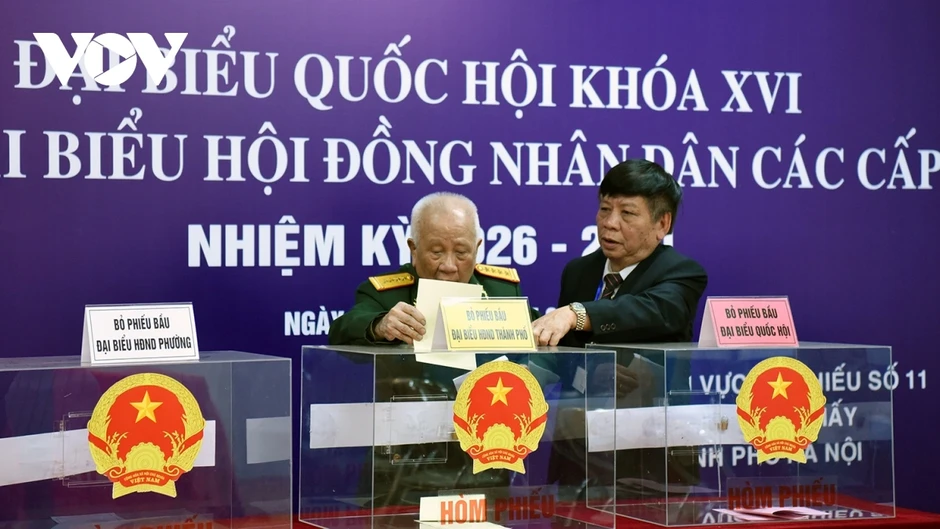 Cử tri Hà Nội náo nức trong Ngày hội non sông