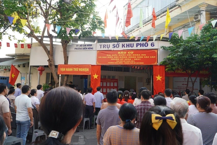 Cử tri nô nức bầu cử sớm Cử tri nô nức bầu cử sớm
