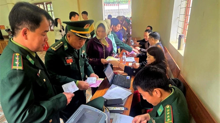 Cử tri ở miền núi, biên giới Nghệ An nô nức đi bầu cử sớm Cử tri ở miền núi, biên giới Nghệ An nô nức đi bầu cử sớm