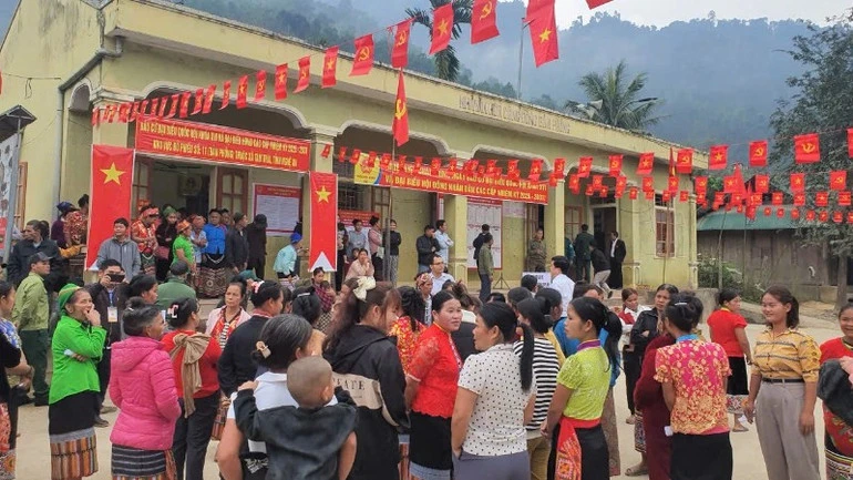 Cử tri ở miền núi, biên giới Nghệ An nô nức đi bầu cử sớm Cử tri ở miền núi, biên giới Nghệ An nô nức đi bầu cử sớm