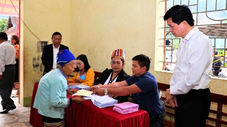 Cử tri ở miền núi, biên giới Nghệ An nô nức đi bầu cử sớm Cử tri ở miền núi, biên giới Nghệ An nô nức đi bầu cử sớm
