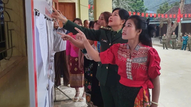 Cử tri ở miền núi, biên giới Nghệ An nô nức đi bầu cử sớm Cử tri ở miền núi, biên giới Nghệ An nô nức đi bầu cử sớm