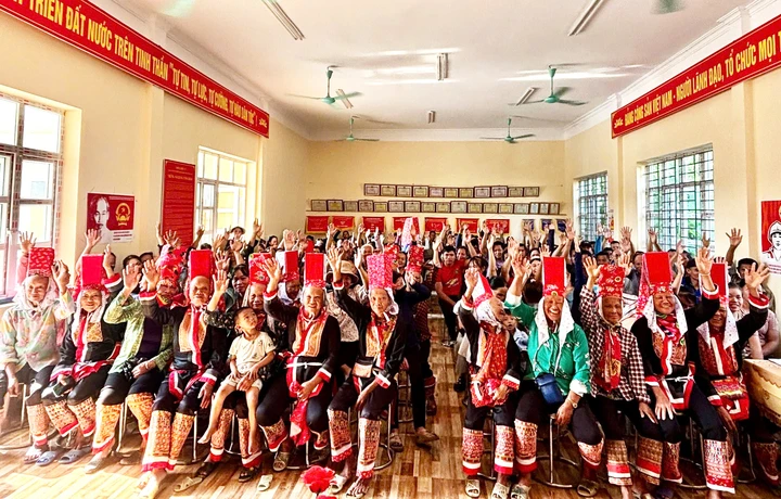 Cử tri Quảng Ninh đi bầu 624 trưởng thôn, bản, khu phố Cử tri Quảng Ninh đi bầu 624 trưởng thôn, bản, khu phố