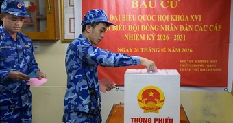 Cử tri tàu CSB 6008 bỏ phiếu bầu cử ngay trên biển