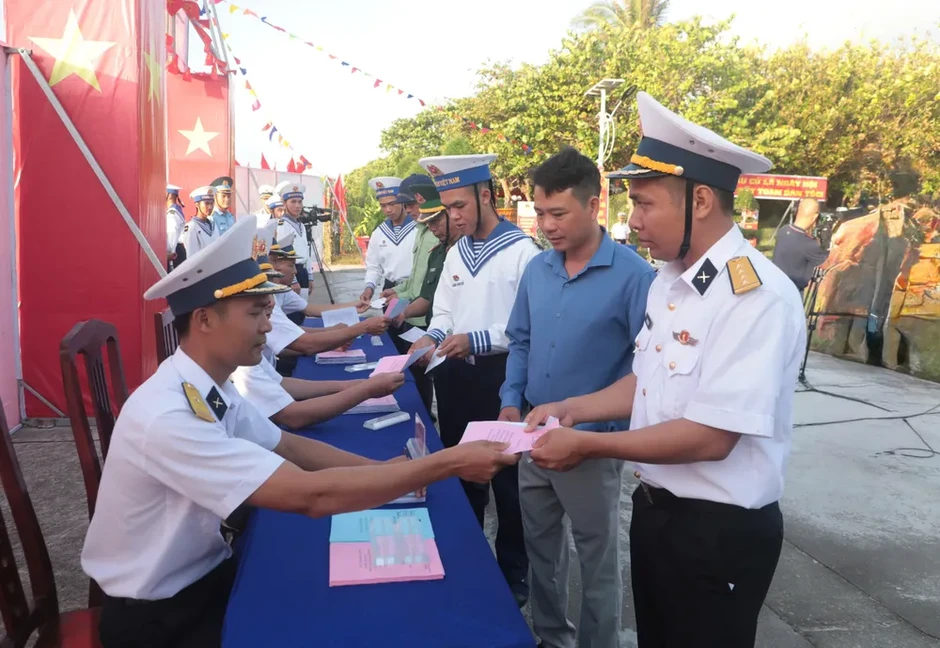 Cử tri Trường Sa cùng cả nước tham gia “Ngày hội non sông” Cử tri Trường Sa cùng cả nước tham gia “Ngày hội non sông”