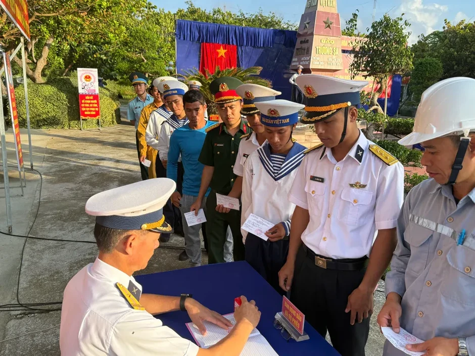 Cử tri Trường Sa cùng cả nước tham gia “Ngày hội non sông” Cử tri Trường Sa cùng cả nước tham gia “Ngày hội non sông”