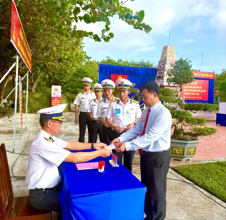 Cử tri Trường Sa cùng cả nước tham gia “Ngày hội non sông” Cử tri Trường Sa cùng cả nước tham gia “Ngày hội non sông”