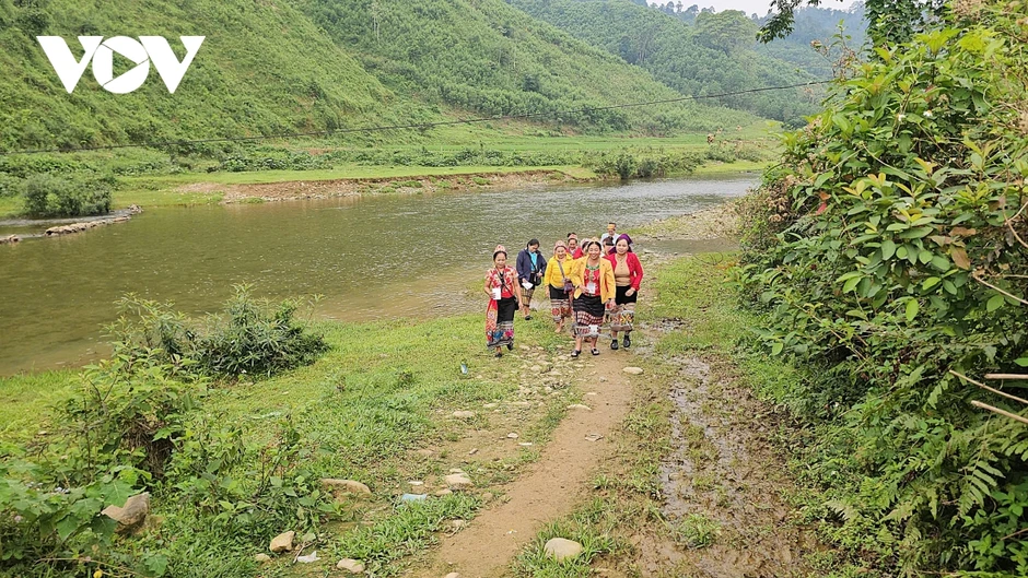 Cử tri vượt suối băng rừng tham dự ngày hội bầu cử sớm tại Nghệ An Cử tri vượt suối băng rừng tham dự ngày hội bầu cử sớm tại Nghệ An