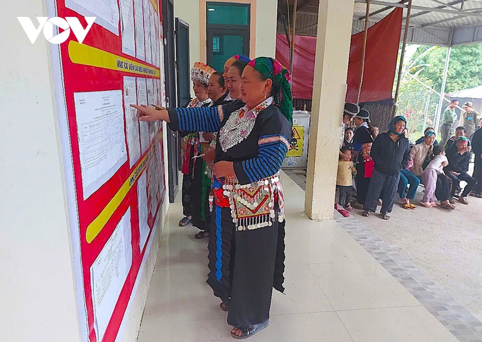 Cử tri vượt suối băng rừng tham dự ngày hội bầu cử sớm tại Nghệ An Cử tri vượt suối băng rừng tham dự ngày hội bầu cử sớm tại Nghệ An