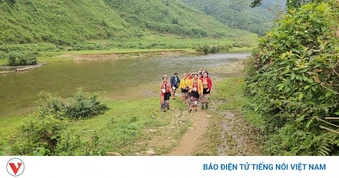 Cử tri vượt suối băng rừng tham dự ngày hội bầu cử sớm tại Nghệ An