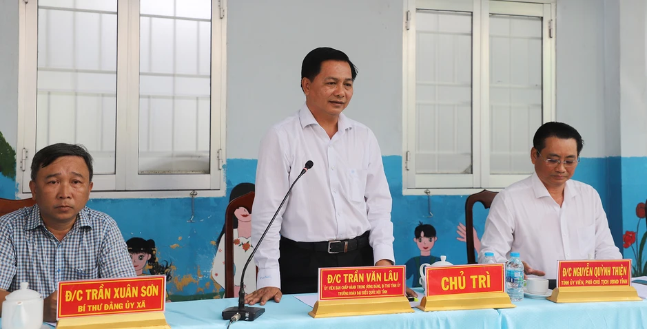Cuộc đối thoại giữa Bí thư Vĩnh Long và hơn 100 người dân về khai thác cát Cuộc đối thoại giữa Bí thư Vĩnh Long và hơn 100 người dân về khai thác cát