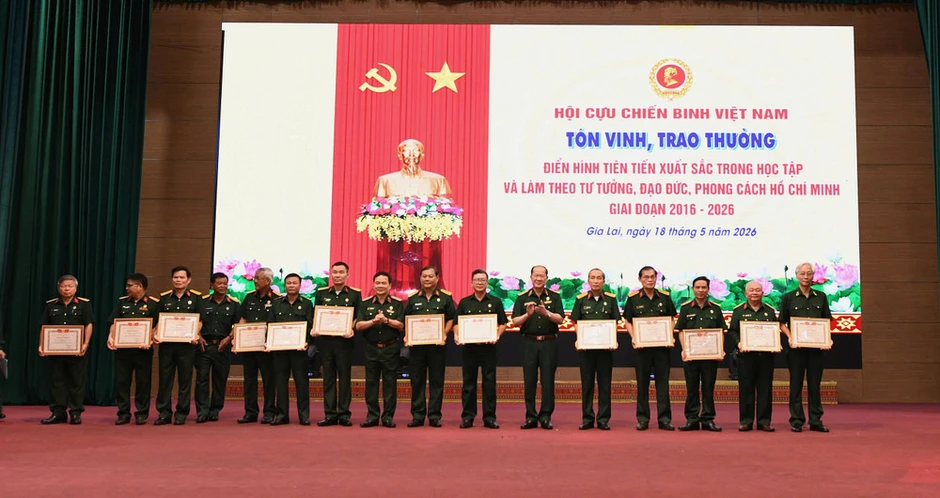 Cựu chiến binh Việt Nam báo công dâng Bác sau 10 năm thực hiện Chỉ thị 05 của Bộ Chính trị Cựu chiến binh Việt Nam báo công dâng Bác sau 10 năm thực hiện Chỉ thị 05 của Bộ Chính trị