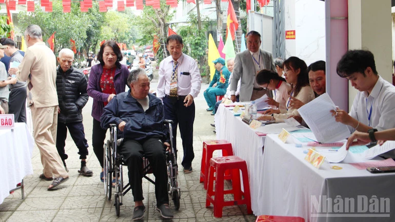 Đà Nẵng: Cử tri đi xe lăn đến bỏ phiếu bầu cử Đà Nẵng: Cử tri đi xe lăn đến bỏ phiếu bầu cử