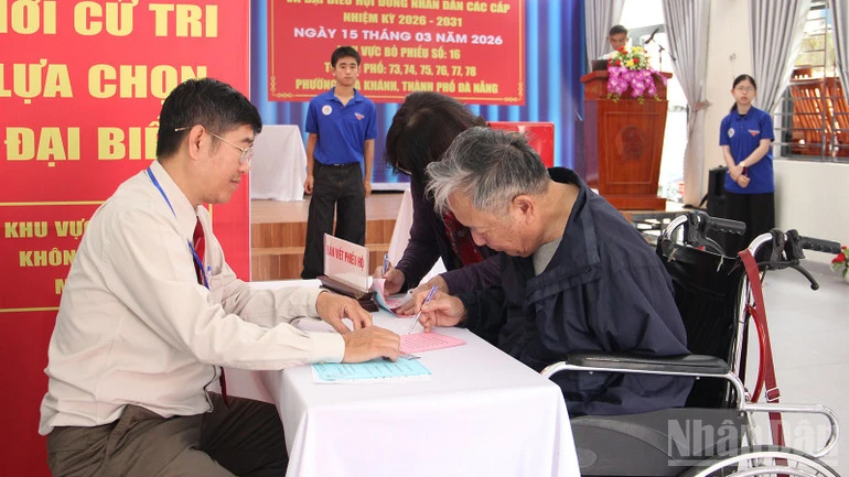 Đà Nẵng: Cử tri đi xe lăn đến bỏ phiếu bầu cử Đà Nẵng: Cử tri đi xe lăn đến bỏ phiếu bầu cử