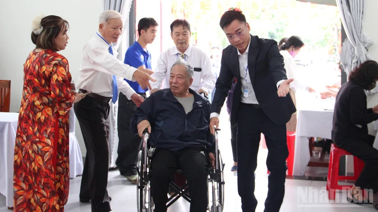 Đà Nẵng: Cử tri đi xe lăn đến bỏ phiếu bầu cử Đà Nẵng: Cử tri đi xe lăn đến bỏ phiếu bầu cử