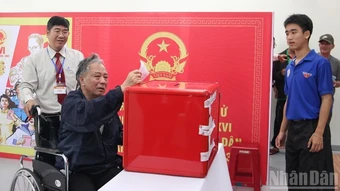 Đà Nẵng: Cử tri đi xe lăn đến bỏ phiếu bầu cử