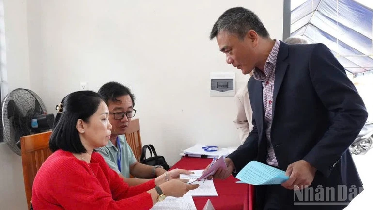 Đà Nẵng: Phường Hương Trà tổ chức vận hành thử quy trình bỏ phiếu, sẵn sàng cho ngày hội non sông Đà Nẵng: Phường Hương Trà tổ chức vận hành thử quy trình bỏ phiếu, sẵn sàng cho ngày hội non sông