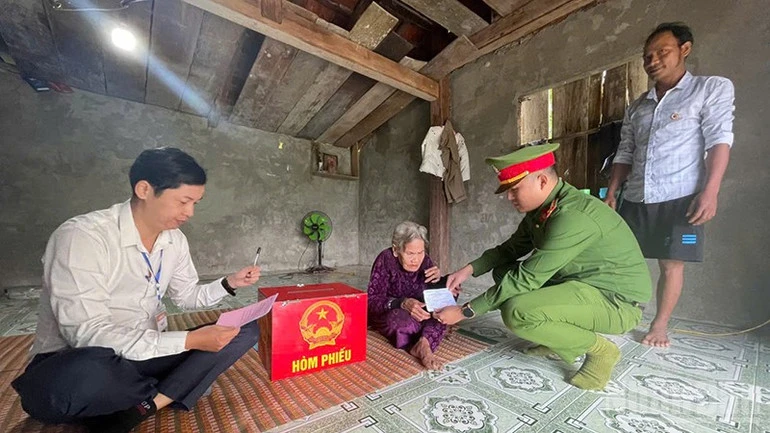 Đà Nẵng: Tạo mọi điều kiện thuận lợi để cử tri miền núi được bỏ phiếu Đà Nẵng: Tạo mọi điều kiện thuận lợi để cử tri miền núi được bỏ phiếu