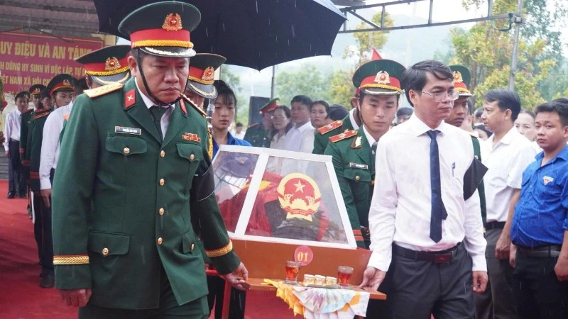 Đà Nẵng truy điệu và an táng 4 hài cốt liệt sĩ được tìm thấy tại hang Đá Sập Đà Nẵng truy điệu và an táng 4 hài cốt liệt sĩ được tìm thấy tại hang Đá Sập