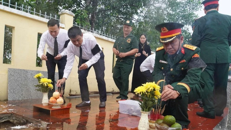 Đà Nẵng truy điệu và an táng 4 hài cốt liệt sĩ được tìm thấy tại hang Đá Sập Đà Nẵng truy điệu và an táng 4 hài cốt liệt sĩ được tìm thấy tại hang Đá Sập