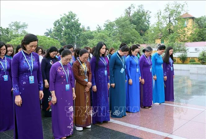 Đại biểu dự Đại hội Phụ nữ toàn quốc vào Lăng viếng Chủ tịch Hồ Chí Minh Đại biểu dự Đại hội Phụ nữ toàn quốc vào Lăng viếng Chủ tịch Hồ Chí Minh
