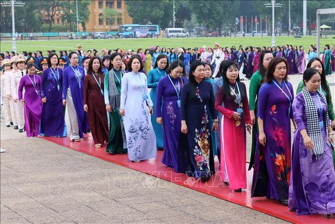 Đại biểu dự Đại hội Phụ nữ toàn quốc vào Lăng viếng Chủ tịch Hồ Chí Minh Đại biểu dự Đại hội Phụ nữ toàn quốc vào Lăng viếng Chủ tịch Hồ Chí Minh