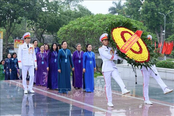 Đại biểu dự Đại hội Phụ nữ toàn quốc vào Lăng viếng Chủ tịch Hồ Chí Minh Đại biểu dự Đại hội Phụ nữ toàn quốc vào Lăng viếng Chủ tịch Hồ Chí Minh